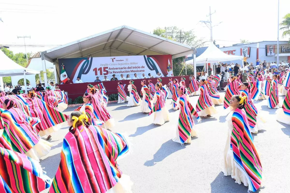 El 115 aniversario de la Revolución Mexicana convoca a miles de jóvenes en desfile
