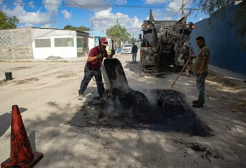 Alcalde Beto Granados supervisa jornada diaria de bacheo en diversas colonias de Matamoros