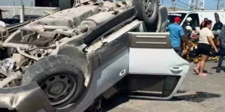 Aparatosa volcadura deja un conductor herido en Matamoros, Tamaulipas