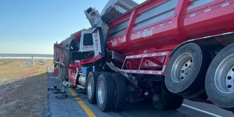 Choque entre tráileres en la autopista Reynosa–Monterrey deja lesionados