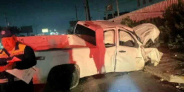 Conductor abandona camioneta tras chocar contra poste de CFE en Reynosa, Tamaulipas