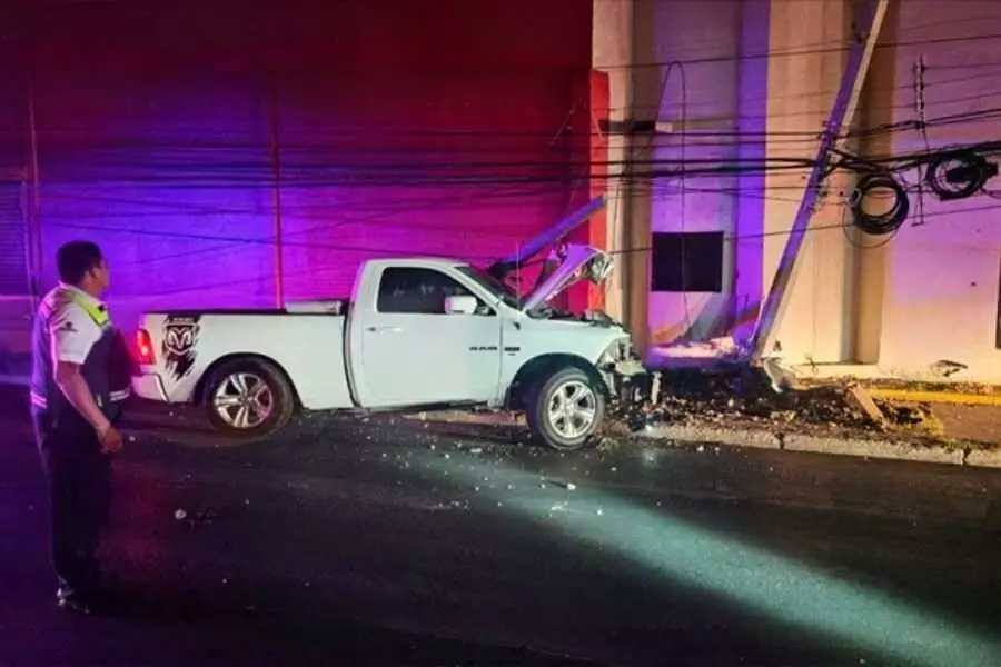 Conductor abandona camioneta tras impactarse contra poste y ocasionar un cortocircuito en Reynosa, Tamaulipas