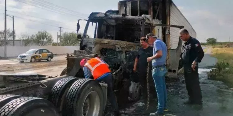 Cabina de tráiler queda en pérdida total tras incendio originado por cortocircuito en Reynosa, Tamaulipas