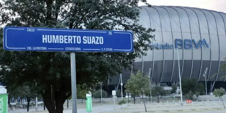 Humberto Suazo ya tiene su propia calle junto al Estadio Monterrey