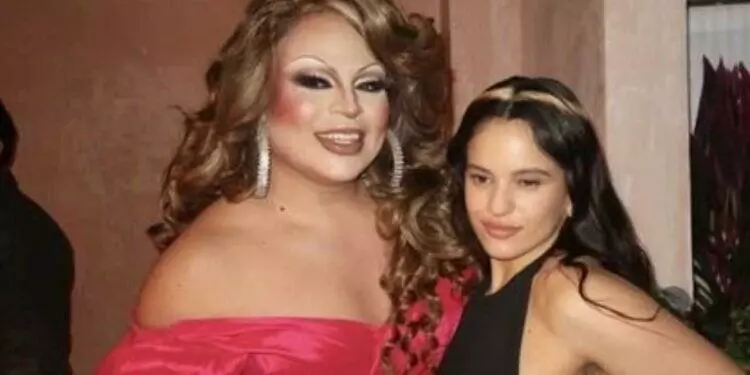 Entre los jóvenes llamados, destaca una historia que inspira: la de Humberto Mancilla, un chico que dejó todo por perseguir su sueño.  México Sub-17 pule detalles antes de enfrentar a Corea en el Mundial Humberto, conocido entre sus compañeros como El Abuelo Mancilla, nació el 3 de junio de 2008 en Ciudad Río Bravo, Tamaulipas. Su historia con el futbol profesional comenzó en 2021, durante la Copa Mazatlán. Ahí, sus regates, control de balón y capacidad para definir llamaron la atención de los visores de Pumas.  A partir de ese torneo, su vida dio un giro total. Recibió la oportunidad de unirse a la cantera universitaria, privilegio que cualquier joven con aspiración profesional desearía. Para lograrlo, tuvo que tomar una decisión difícil: dejar a su familia en Tamaulipas a los 13 años y mudarse a la casa club. Desde entonces, ha brillado en categorías sub-14, sub-17, sub-19 e incluso sub-21, todo con solo 17 años.  Su talento no tardó en reflejarse en títulos. Con Pumas, fue clave en la Final de la Mina Cup en Dubái, donde marcó en la victoria 2-0 ante Dubai City, en un torneo que también reunió a equipos como FC Barcelona, Manchester City y Wolverhampton. En ese certamen terminó como goleador junto a Antonio Herrera.  No fue el único logro. En el Clausura 2025, anotó el gol decisivo con el que Pumas se coronó campeón de la categoría sub-17, superando 2-1 a Santos Laguna en el global bajo la dirección de Miguel Ángel Carreón.  Gracias a ese rendimiento, Mancilla ha sido llamado en repetidas ocasiones a la Selección Mexicana Sub-17, participando en giras de preparación por Europa y Sudamérica en 2024 y 2025. Ahora, en la antesala del Mundial Sub-17, buscará afianzarse como una pieza importante para el equipo de Carlos Cariño y mostrar al mundo el talento que lo ha llevado hasta aquí.  El camino no ha sido fácil, pero Humberto Mancilla ya demostró que está hecho para grandes escenarios. La Copa del Mundo será su siguiente prueba… y su oportunidad para brillar aún más.