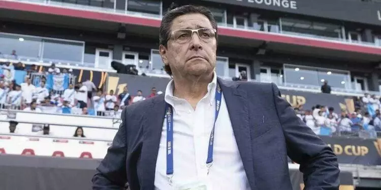 Tras el adiós de Herrera, Fernando Tena suena como el próximo DT de Costa Rica