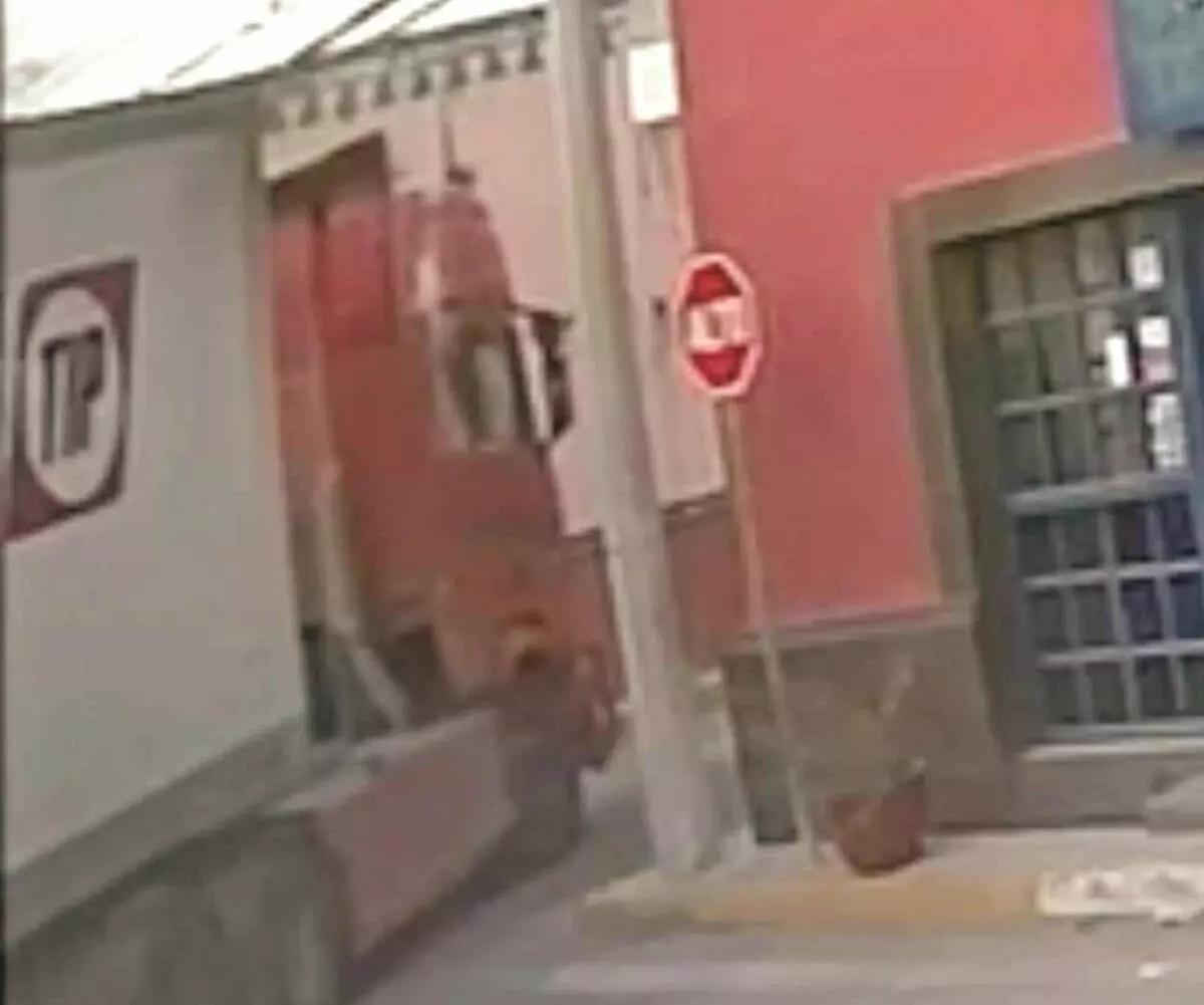 Tráiler derriba un poste y causa severos daños en Reynosa, Tamaulipas