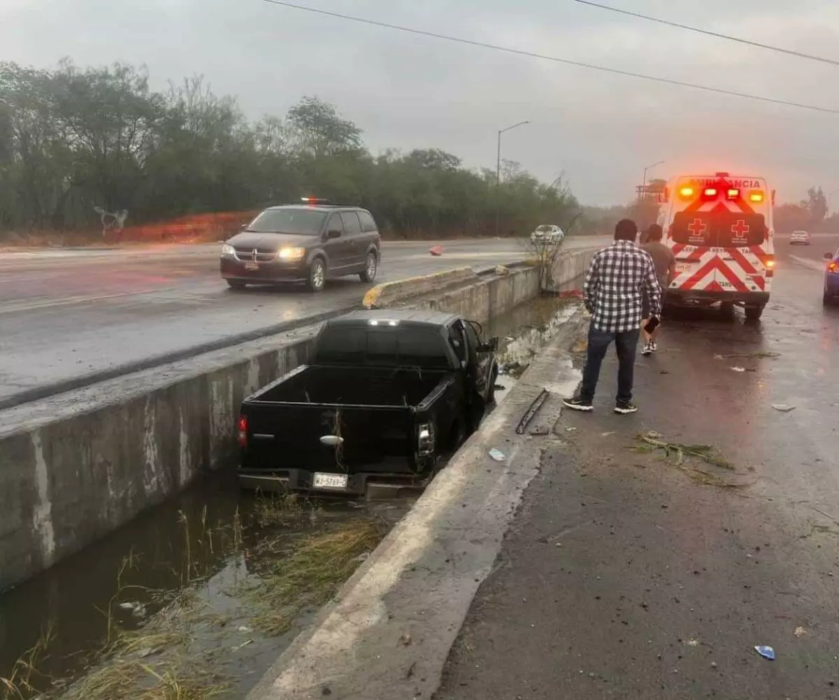 Termina camioneta en canal del desagüe en Reynosa, Tamaulipas