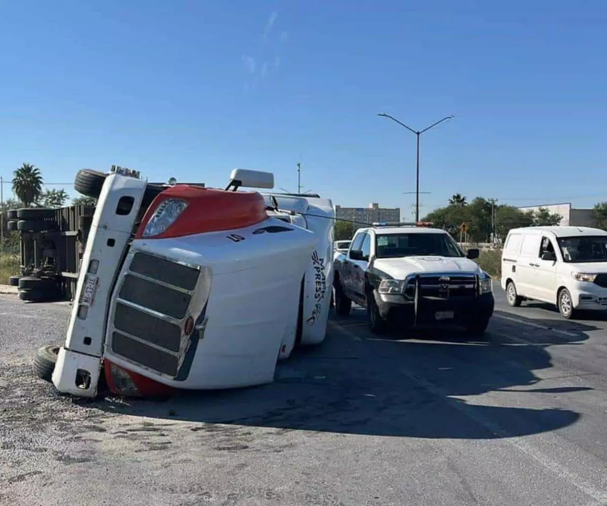 Pierde control de tráiler y se vuelca en Reynosa, Tamaulipas