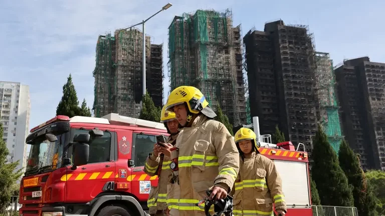 Tragedia en Hong Kong: Sube Cifra de Muertos a 128 y Sigue Búsqueda de Sobrevivientes