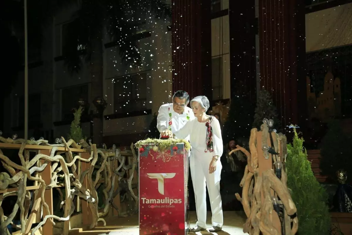 El gobernador Américo Villarreal y su esposa María de Villarreal presiden el desfile navideño y el encendido del pino
