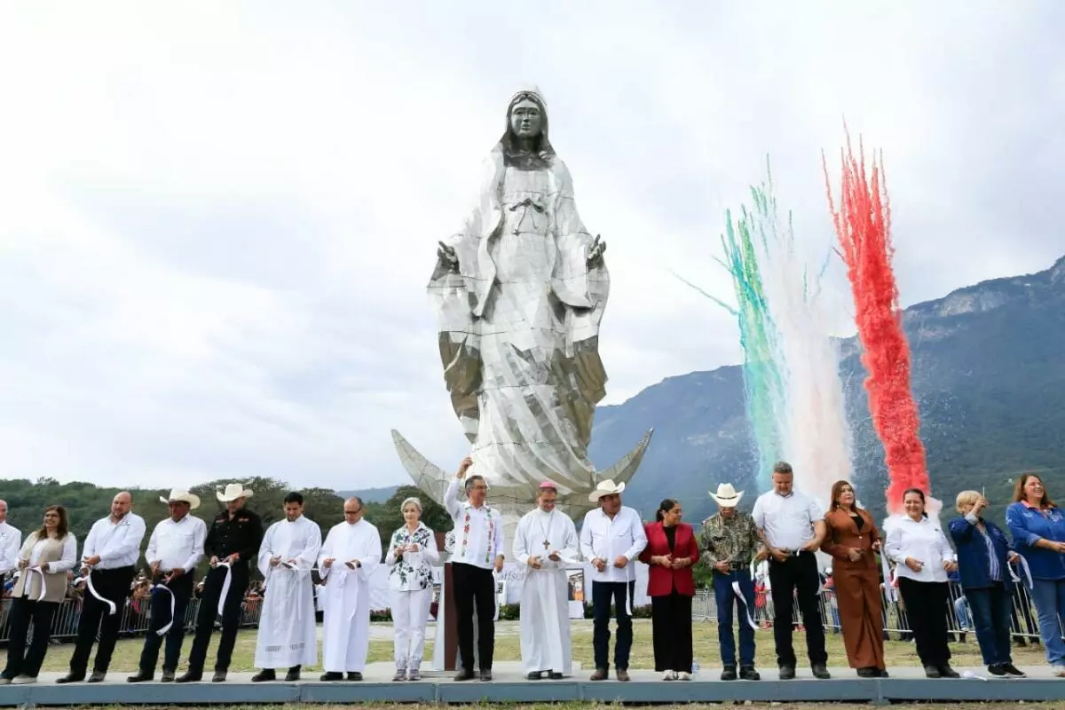 El Chorrito recibe escultura monumental de la Virgen de la Misericordia entregada por el gobernador Américo Villarreal y su esposa María de Villarreal