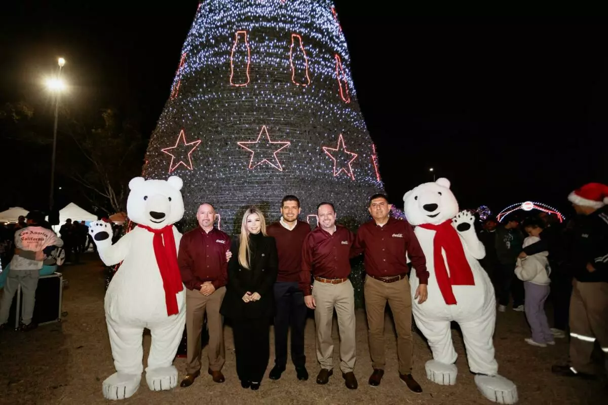 El alcalde Beto Granados encabeza el encendido del Pino Navideño de Coca-Cola en el Parque Olímpico
