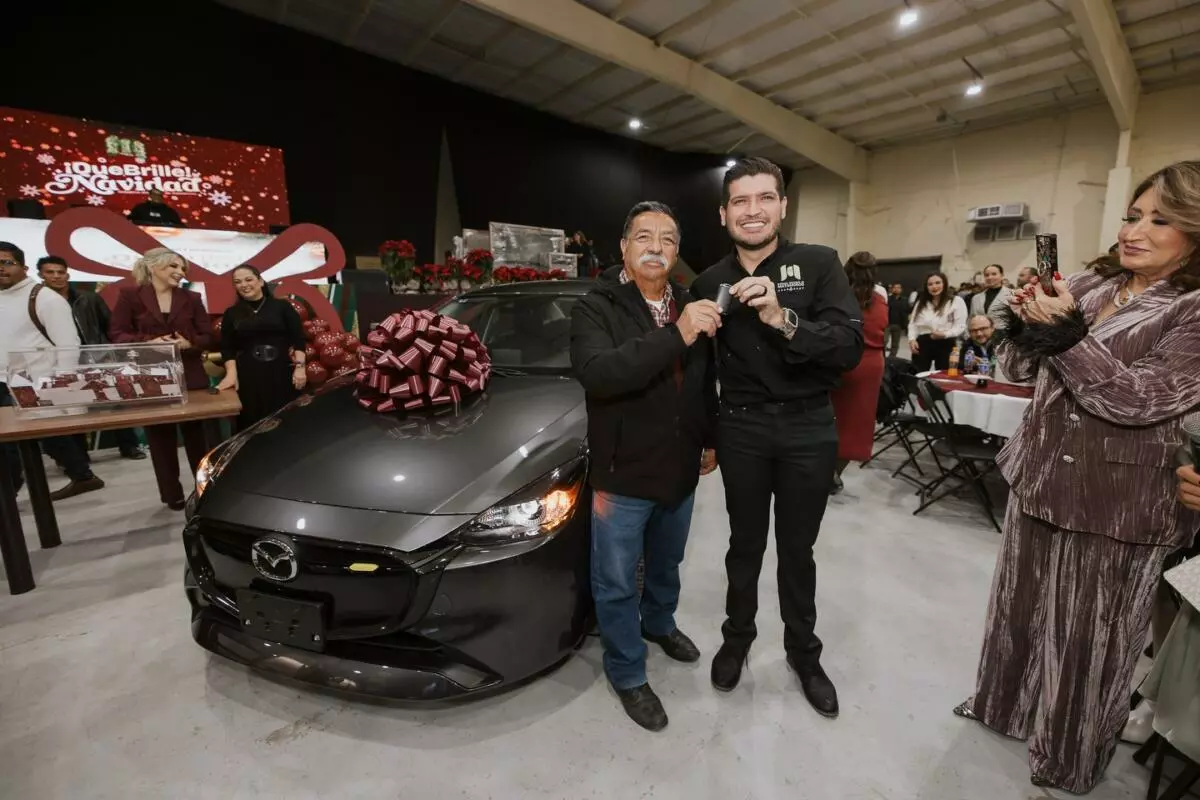 Gobierno municipal de Matamoros reconoce a ganador de automóvil en posada institucional