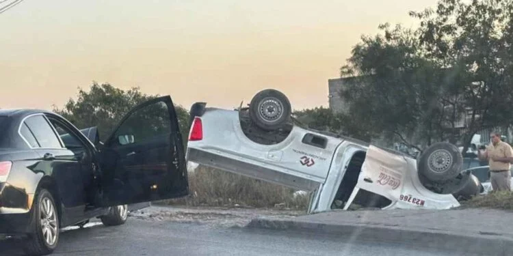 Camioneta de la Coca-Cola termina volcada tras chocar en la Avenida 12 de Marzo en Matamoros, Tamaulipas