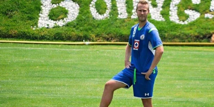 Exjugador revela cómo Cruz Azul lo despidió por correo electrónico