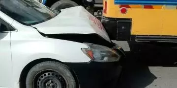 Microbús choca contra taxi tras maniobra en reversa en Matamoros, Tamaulipas