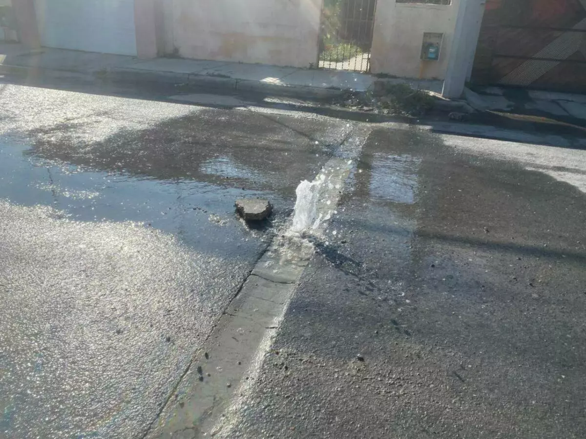 Fuga de agua potable afecta a colonia Longoria