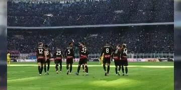 Milan vence 3-0 al Hellas Verona y sigue cerca del Inter
