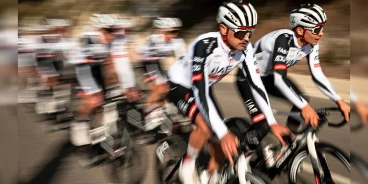 Isaac del Toro y UAE Team Emirates presentan uniforme 2026