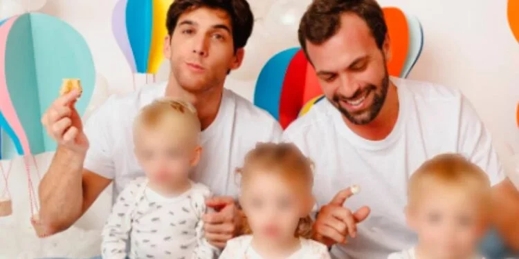 Mauricio Garza celebra los dos años de sus trillizos con una colorida sesión familiar