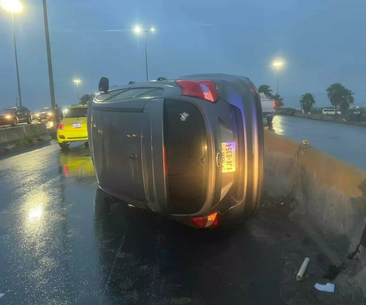 Choque contra muro provoca volcadura en el libramiento Monterrey–Reynosa