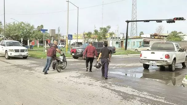 Se impacta motociclista contra camioneta que le invadió carril en Reynosa, Tamaulipas