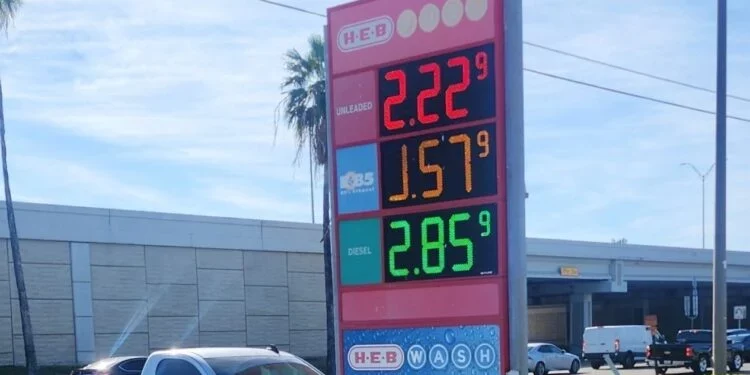 Cruzan desde Matamoros, Tamaulipas, para cargar gasolina más barata en Brownsville