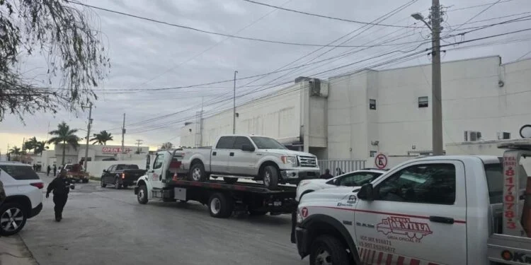 Operativo retiran 12 vehículos mal estacionados en calle 3 en Matamoros, Tamaulipas