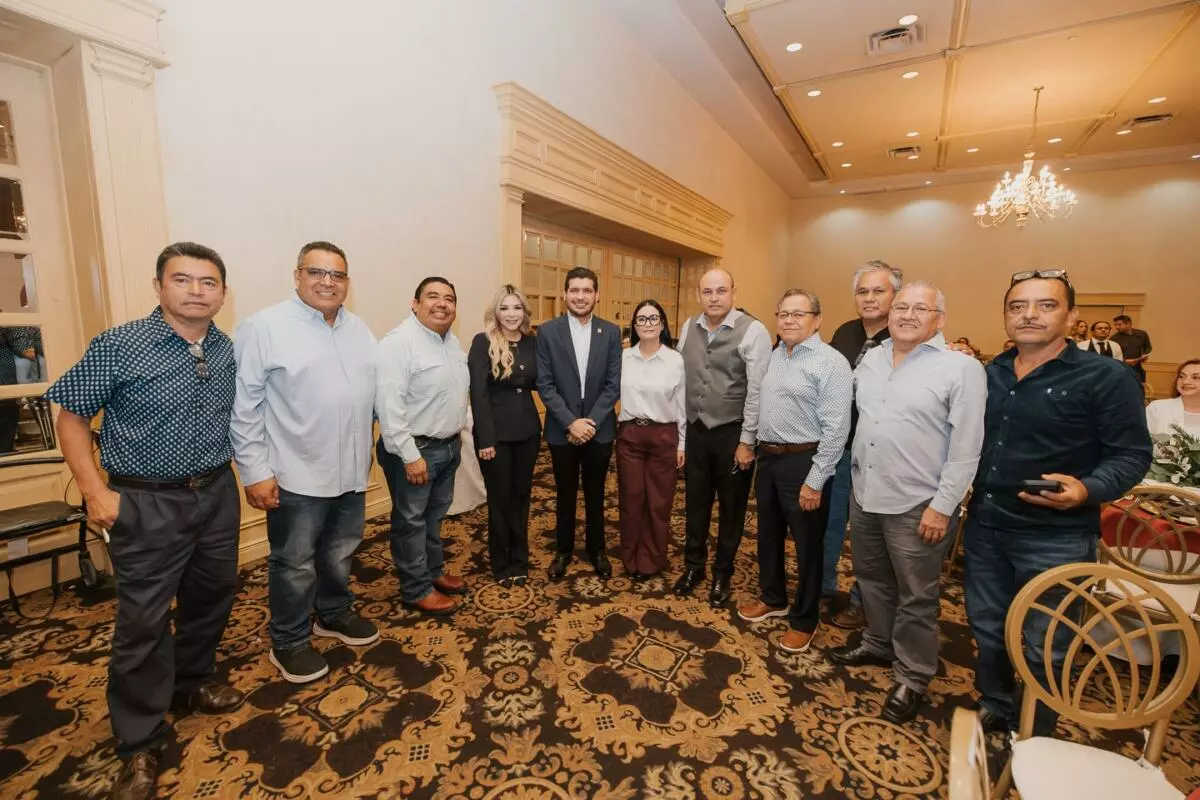 El alcalde Beto Granados y la presidenta del DIF Matamoros reconocen la labor del periodismo local