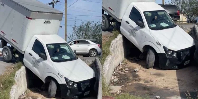 Camioneta termina en el fondo de canal de desagüe en Matamoros, Tamaulipas