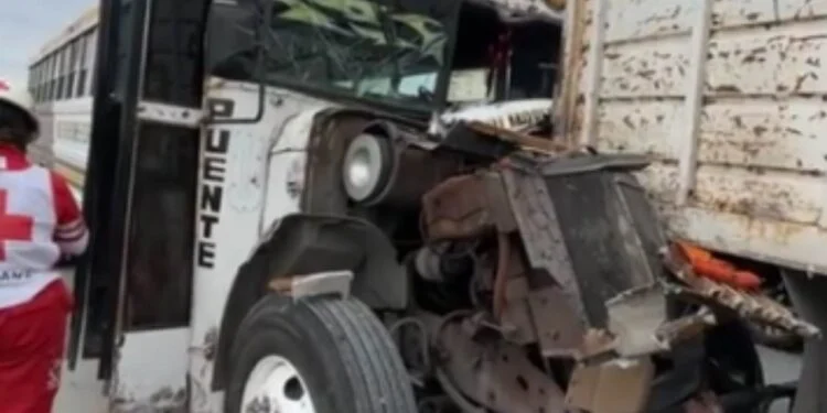 Chofer de pesera se queda sin freno y choca a camión en Matamoros, Tamaulipas