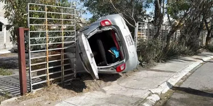 Familia resulta herida tras sufrir volcadura en Reynosa, Tamaulipas