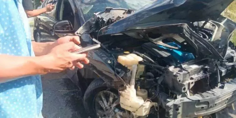 Dama es llevada al hospital tras caer con su auto dentro del canal Guillermo Rodhe en Reynosa