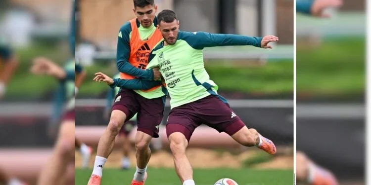 Santiago Giménez se toma con humor su recuperación de tobillo en redes sociales