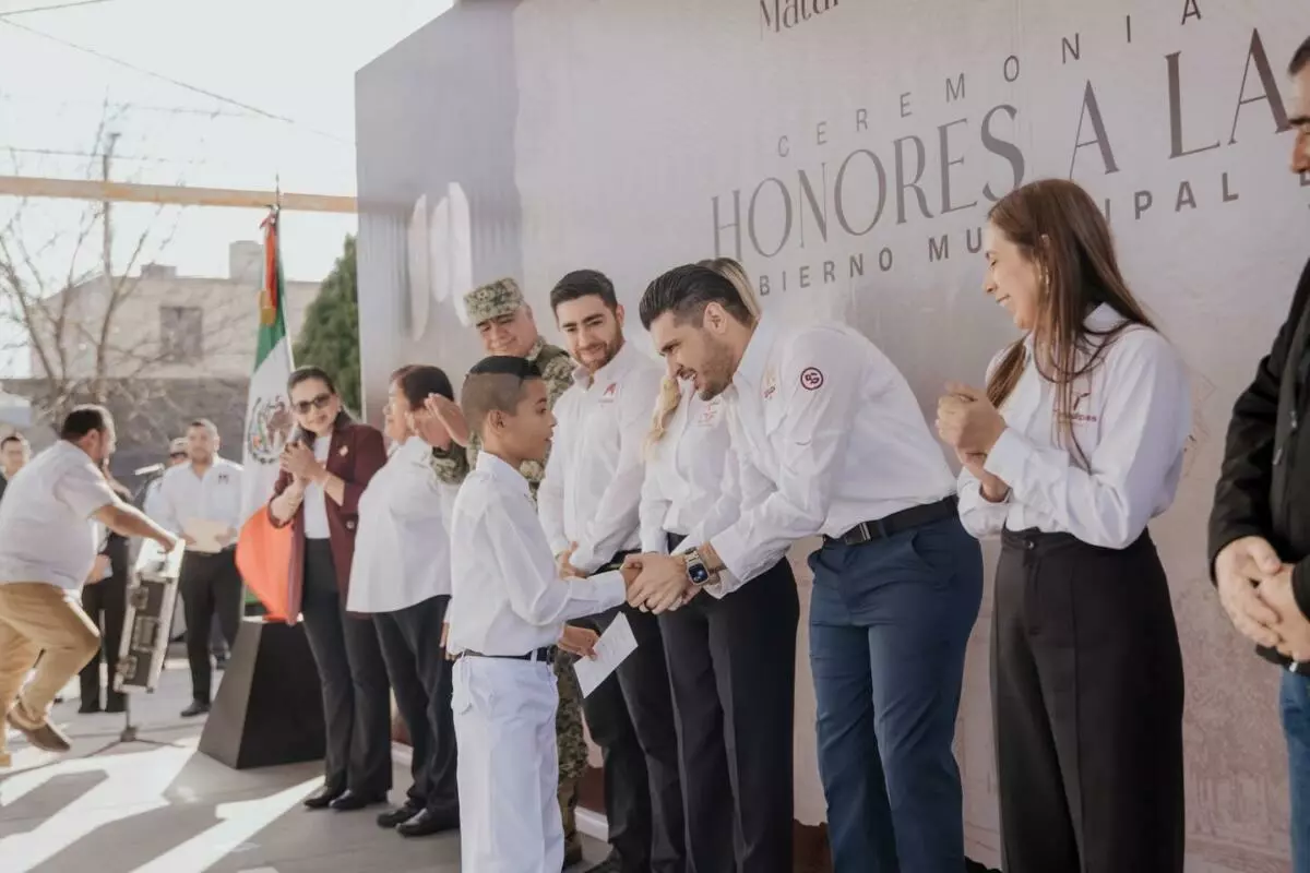 El alcalde Beto Granados encabeza ceremonia de Honores a la Bandera en escuela primaria