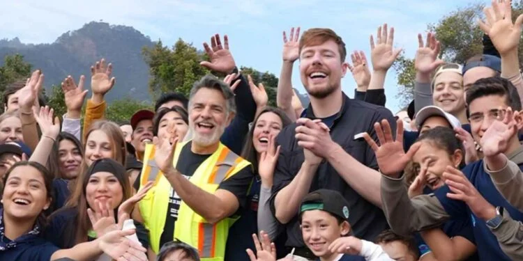 Eugenio Derbez publica emotivo mensaje tras participar en proyecto educativo con MrBeast