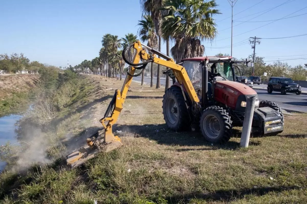 Gobierno Municipal de Matamoros refuerza labores de limpieza en el dren de la avenida Virgilio Garza