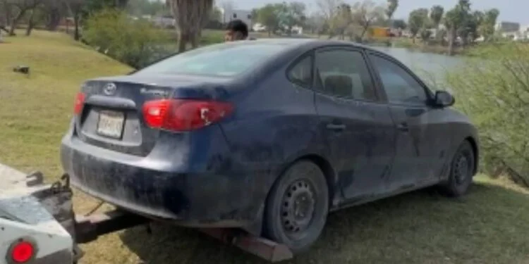 Joven en estado inconveniente intenta meter su auto al Laguito en Matamoros, Tamaulipas
