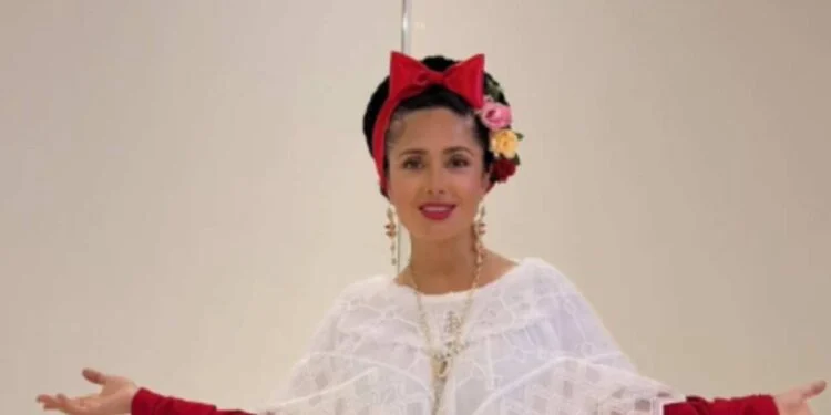 Salma Hayek reaparece en Veracruz vestida de jarocha