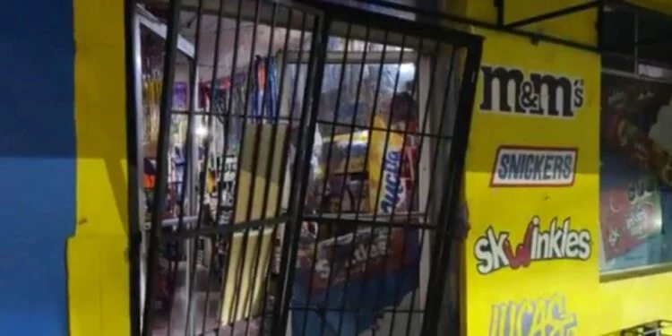 Choca contra dulcería y huye en Matamoros, Tamaulipas