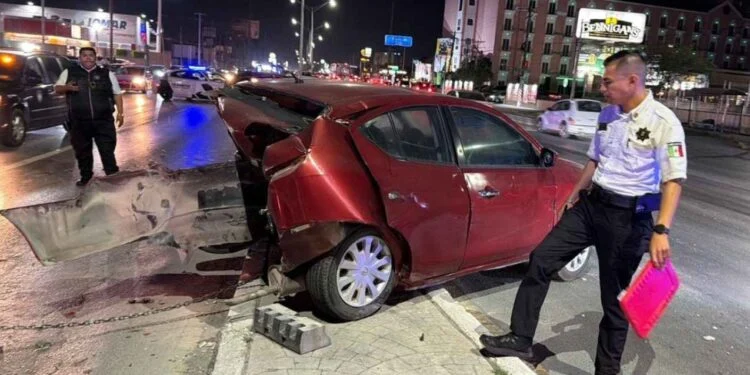 Conductora resulta herida tras fuerte choque entre dos autos en Matamoros, Tamaulipas