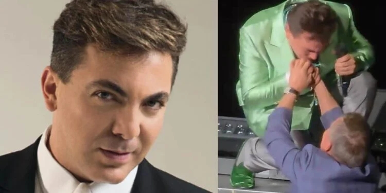 Cristian Castro sorprende al besar la mano de Julio César Chávez en el Auditorio Nacional