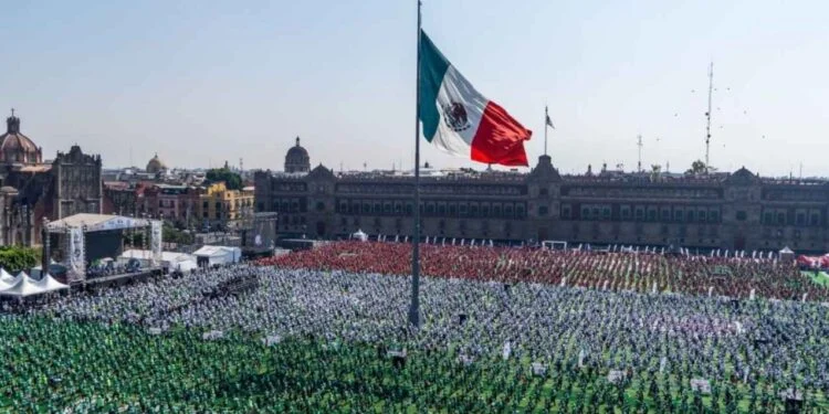 El Zócalo de la CDMX impone récord Guinness con la clase de futbol más grande del mundo