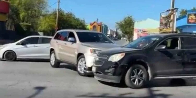 Fuerte choque entre camionetas deja daños de consideración en Matamoros, Tamaulipas