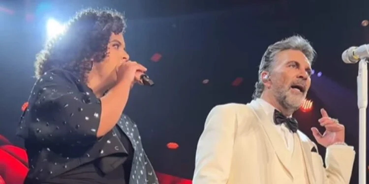 Mijares rompe en llanto ante la sorpresiva aparición de su hija Lucero