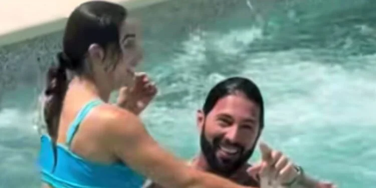 Poncho De Nigris y Marcela Mistral sufren pequeño accidente en alberca