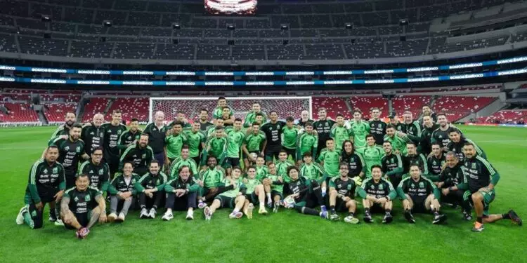 Selección Mexicana reconoce cancha renovada del Estadio Azteca previo al partido contra Portugal