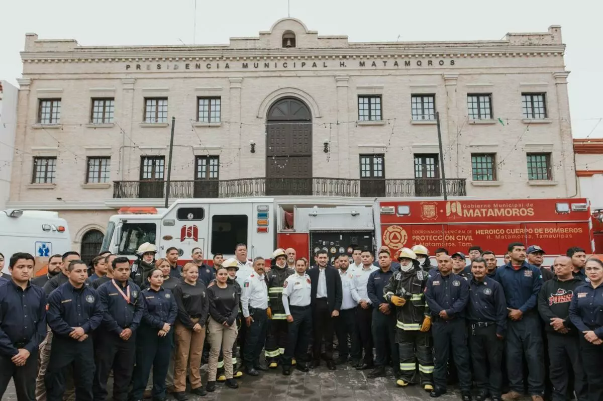 El alcalde Beto Granados anuncia aumento salarial y entrega de equipo histórico a bomberos de Matamoros