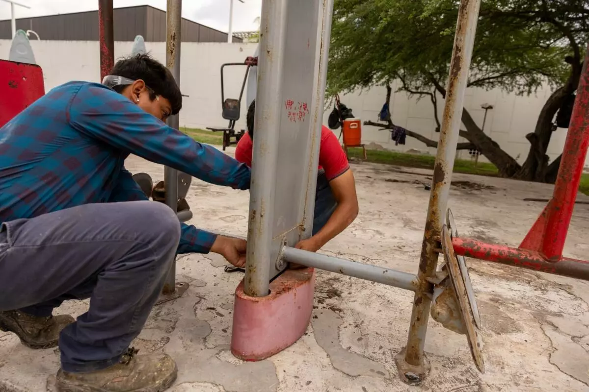 Gobierno municipal de Matamoros y cuadrilla Renace rehabilitan aparatos en el Parque Olímpico de Matamoros